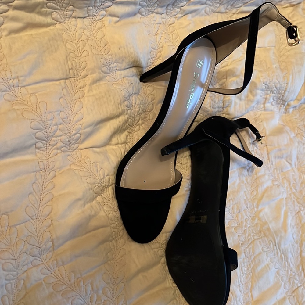 New black dream pairs size 10 pump. This is a velvety material ankle strap